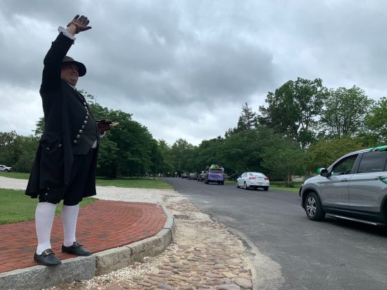 Some interpreters from Colonial Williamsburg cheered on graduates during the procession. (WYDaily/Alexa Doiron)