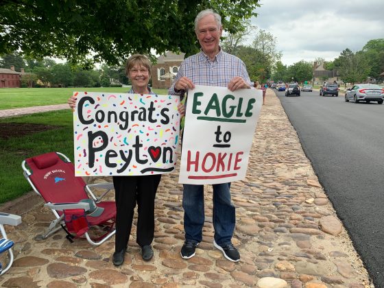 Families painted signs and sat in lawn chairs along Duke of Gloucester Street. (WYDaily/Alexa Doiron)