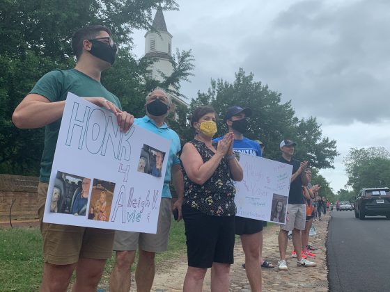 Many families wore masks and tried to keep themselves distanced during the parade. (WYDaily/Alexa Doiron)