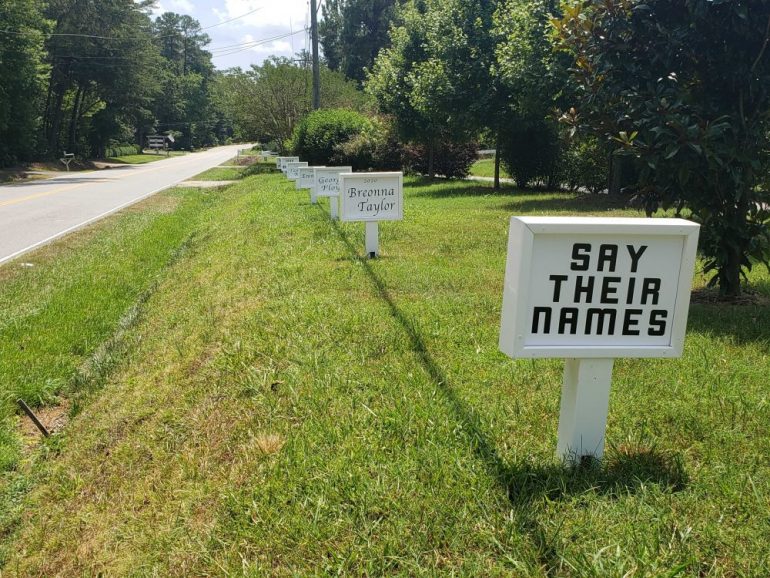 The Williamsburg Unitarian Universalist Church has placed signs on their property on Ironbound Road supporting the Black Lives Matter movement. (WYDaily/Gabrielle Rente)