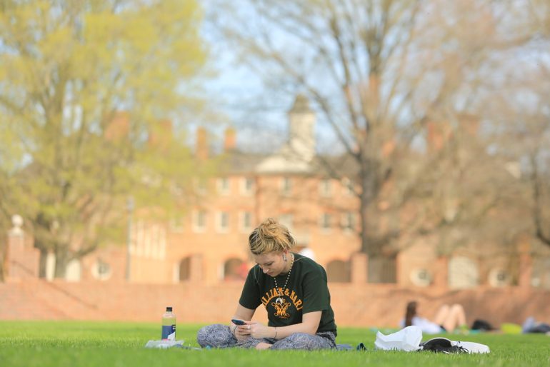 William & Mary students practice social distancing at the Sunken Garden. (WYDaily/Stephen Salpukas, W&M News)