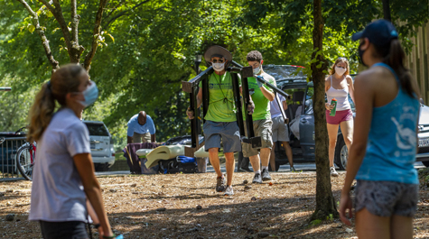 Residents and family members wore masks and followed physical distancing protocols when moving into residence halls Aug. 12-14. (WYDaily/Courtesy of W&M News, Jim Agnew)