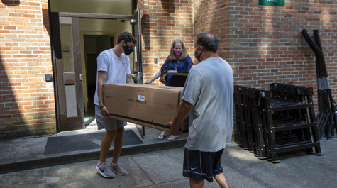 Residents and family members wore masks and followed physical distancing protocols when moving into residence halls Aug. 12-14. (WYDaily/Jim Agnew, W&M News)