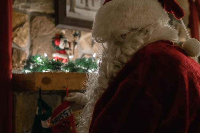 Santa and Mrs. Claus are calling children in Williamsburg and James City County from the North Pole before Christmas. (WYDaily/ Courtesy of Unsplash)