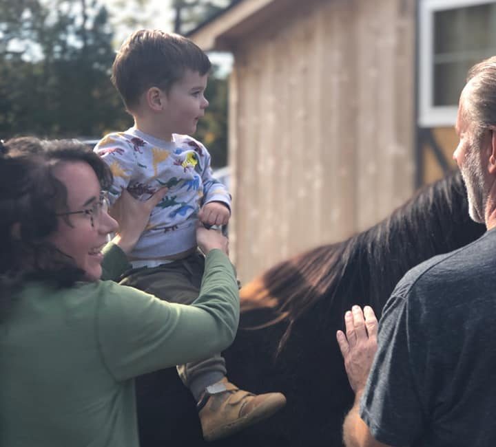 A child interacting with a horse at CHATS Sensory Sunday event. (WYDaily/Courtesy of CHATS Facebook page)