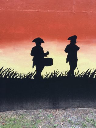 A fifer and drummer were added to the Revolutionary War mural in June 2021. (WYDaily/Jennifer Holden)